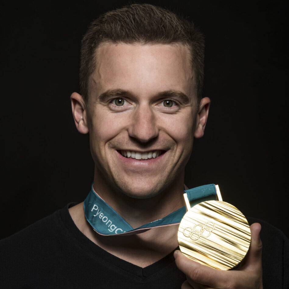 Portraitfoto von Nevin Galmarini mit seiner Olympia-Goldmedaille